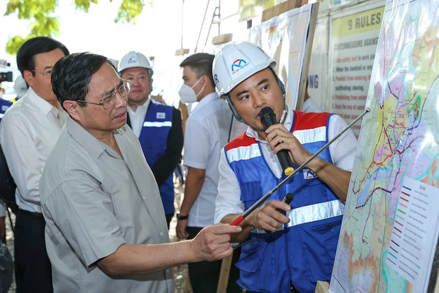 Thủ tướng Phạm Minh Chính khảo sát hai dự án giao thông trọng điểm, làm việc với lãnh đạo Thành phố Hồ Chí Minh - Ảnh 2.