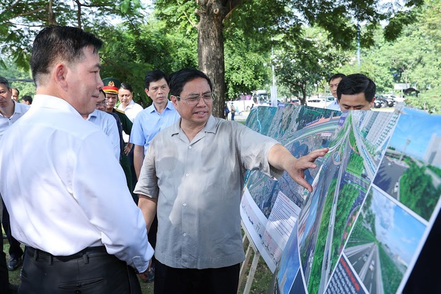 Thủ tướng Phạm Minh Chính khảo sát hai dự án giao thông trọng điểm, làm việc với lãnh đạo Thành phố Hồ Chí Minh - Ảnh 3.