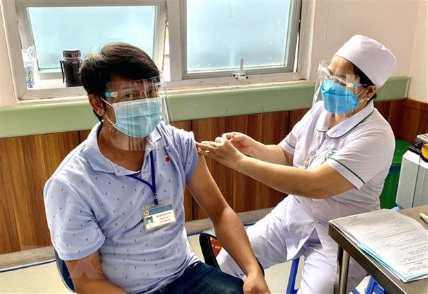 Thủ tướng chỉ đạo đẩy nhanh tiêm vaccine phòng COVID-19 mũi 3, mũi 4 - Ảnh 1.