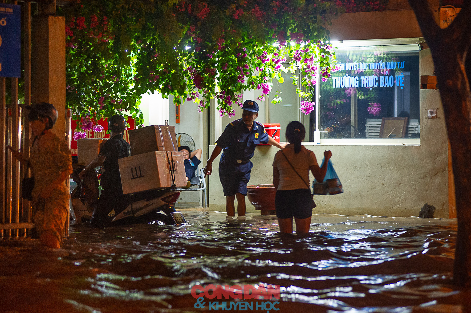 Nhiều nơi ở Hà Nội ngập trong biển nước sau cơn mưa lớn, giao thông nhiều tuyến phố tê liệt - Ảnh 5.
