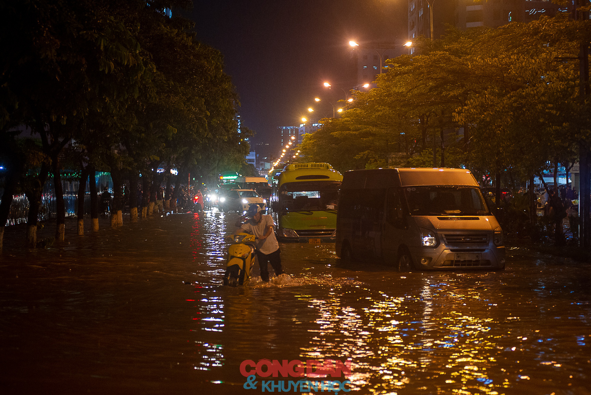 Nhiều nơi ở Hà Nội ngập trong biển nước sau cơn mưa lớn, giao thông nhiều tuyến phố tê liệt - Ảnh 1.