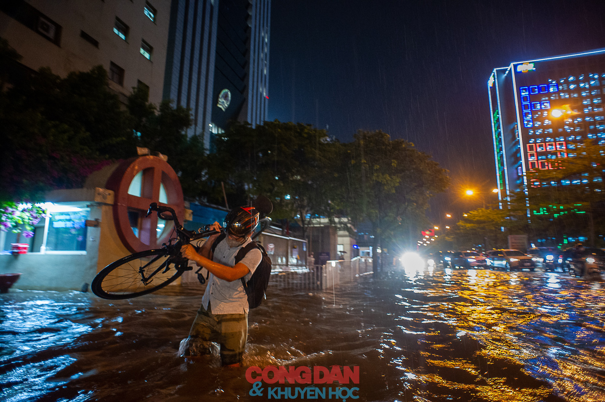 Nhiều nơi ở Hà Nội ngập trong biển nước sau cơn mưa lớn, giao thông nhiều tuyến phố tê liệt - Ảnh 9.