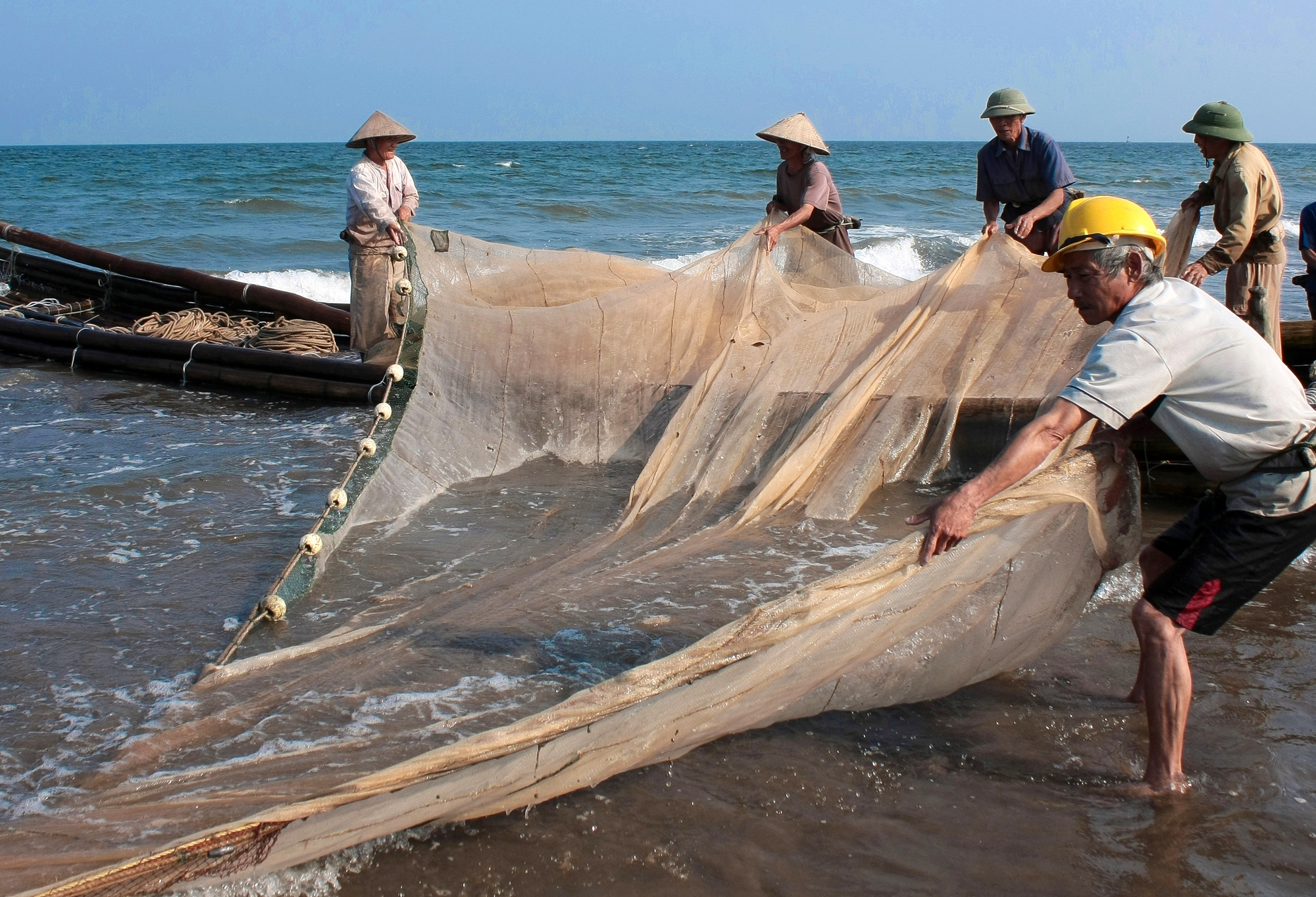 Bè mảng mùa bão - Ảnh 2.