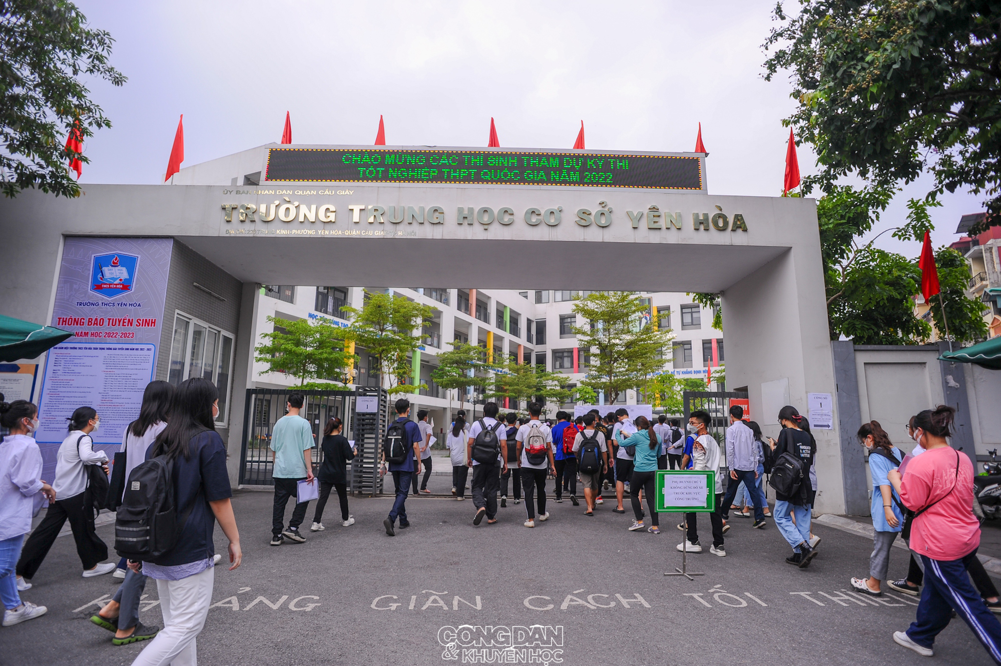 Hà Nội: Thí sinh làm thủ tục dự thi tốt nghiệp Trung học phổ thông năm 2022 - Ảnh 1.