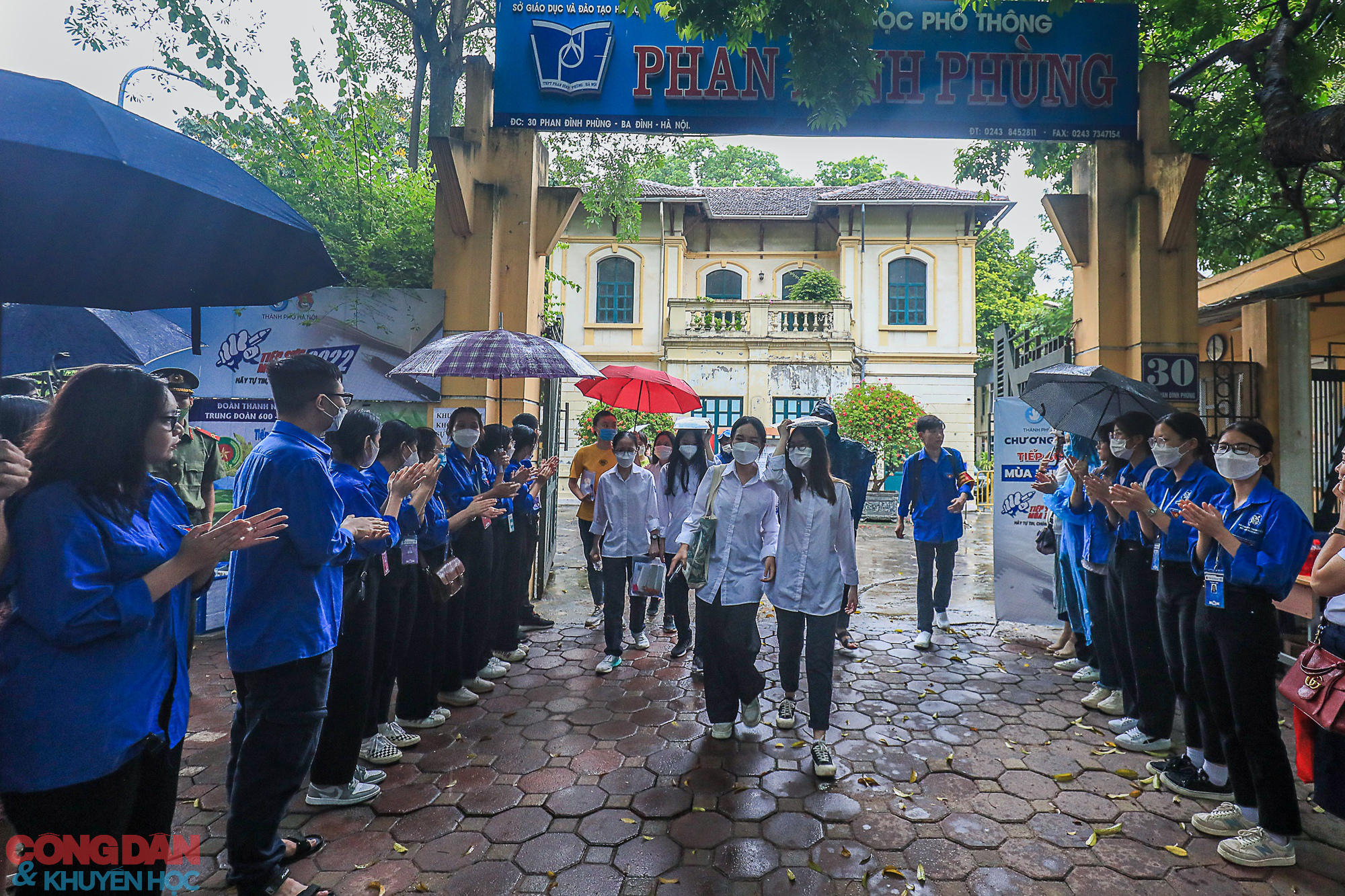 Hà Nội: Thí sinh hoàn thành ngày thi tốt nghiệp đầu tiên trong mưa - Ảnh 6.