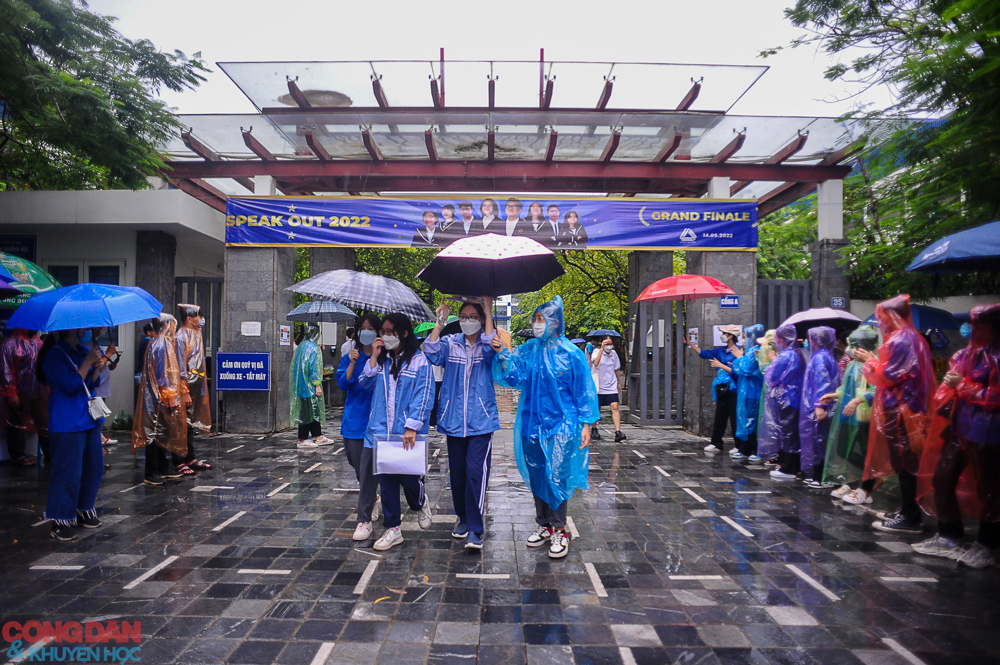 Hà Nội: Thí sinh hoàn thành ngày thi tốt nghiệp đầu tiên trong mưa - Ảnh 1.