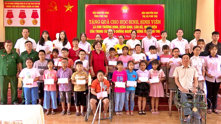 Hội Khuyến học Phú Thọ tặng quà cho học sinh là con thương binh, bệnh binh - Ảnh 2.