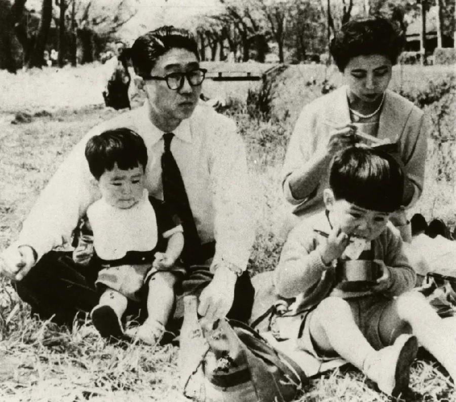 Cuộc đời cựu Thủ tướng Nhật Bản Abe Shinzo qua ảnh - Ảnh 2.