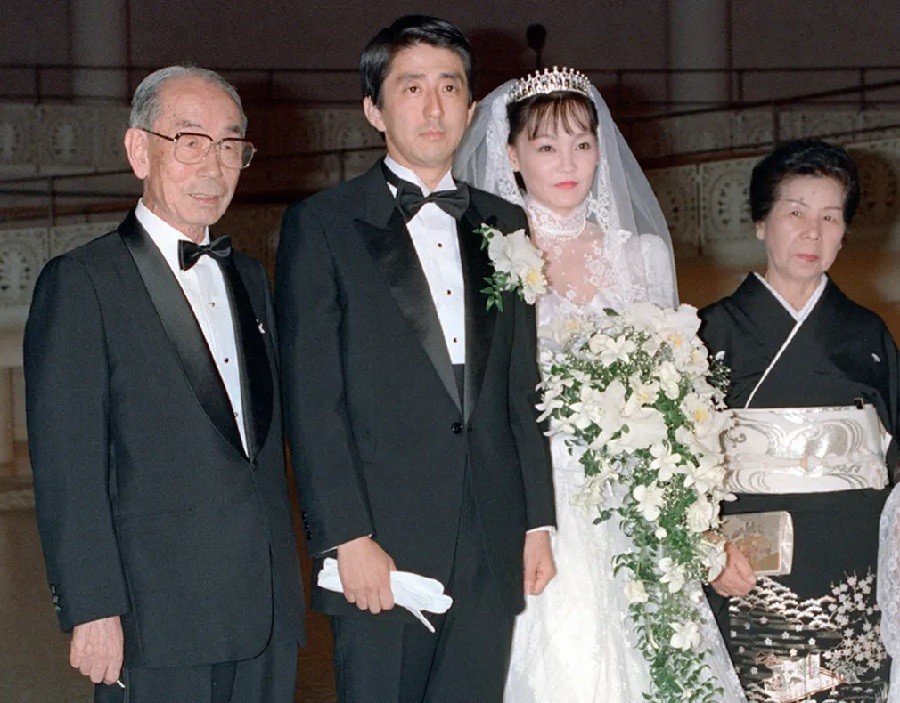 Cuộc đời cựu Thủ tướng Nhật Bản Abe Shinzo qua ảnh - Ảnh 3.