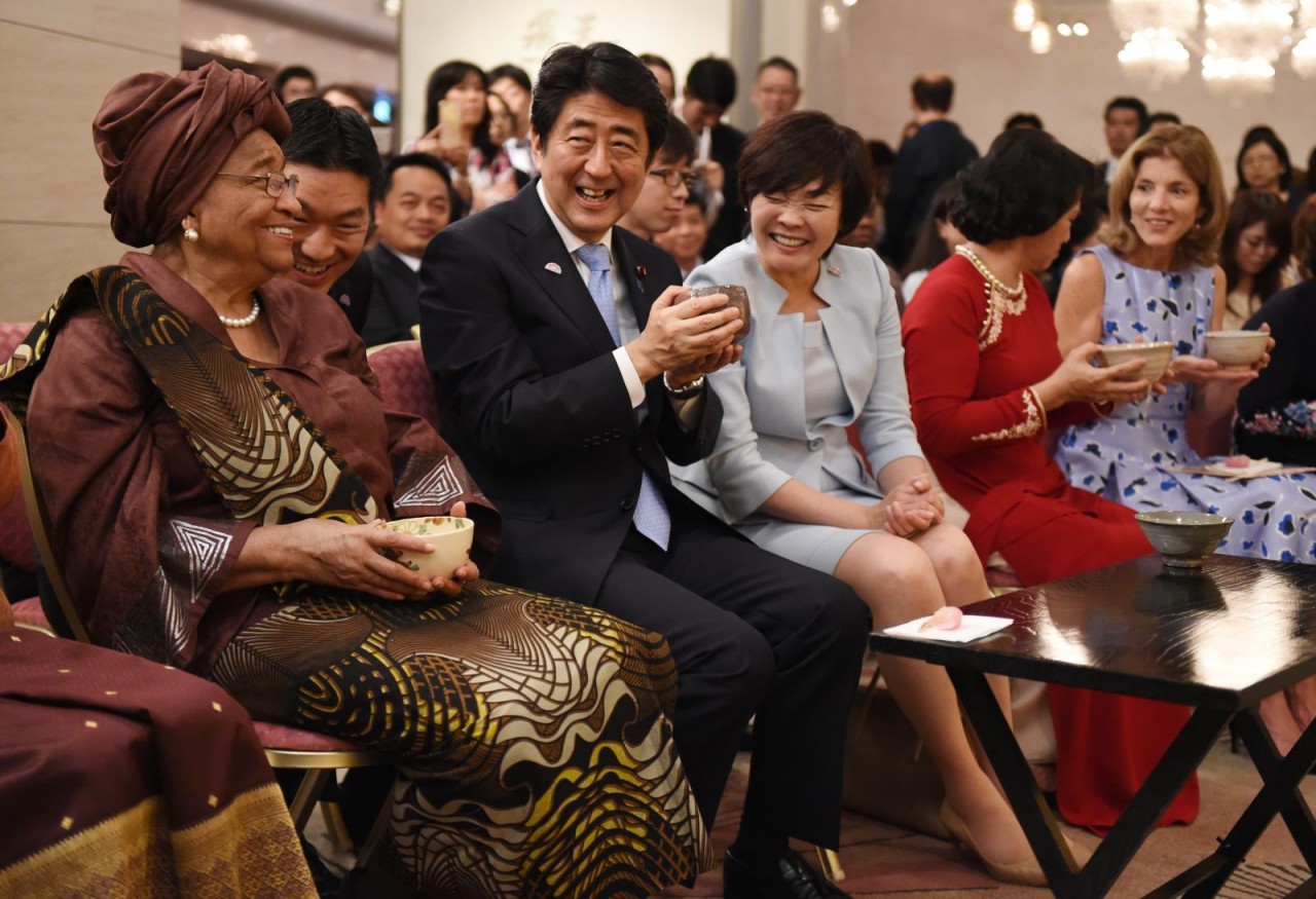 Cuộc đời cựu Thủ tướng Nhật Bản Abe Shinzo qua ảnh - Ảnh 10.