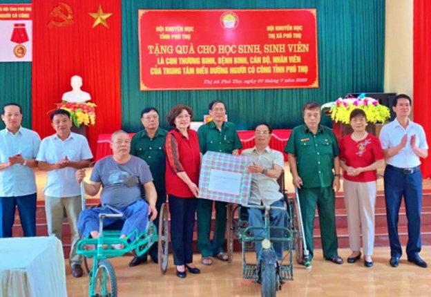Hội Khuyến học Phú Thọ tặng quà cho học sinh là con thương binh, bệnh binh - Ảnh 1.