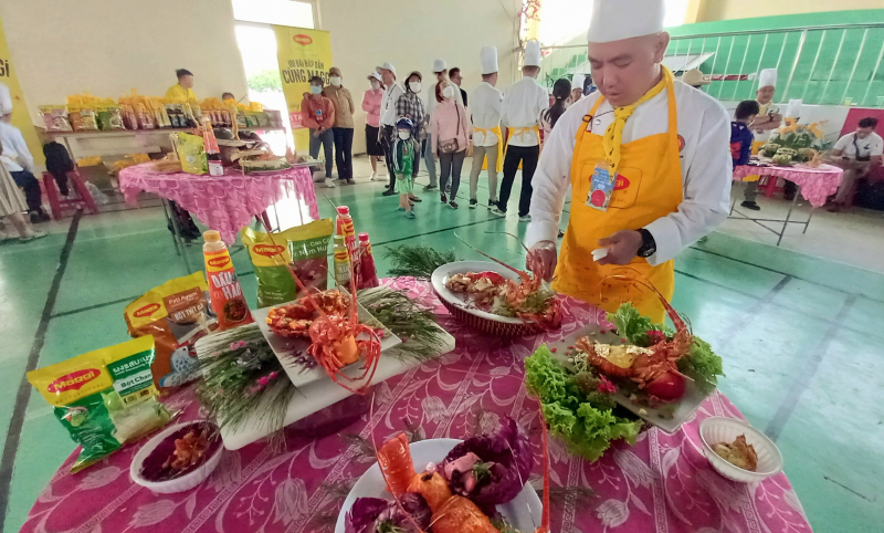 &quot;Thủ phủ&quot; tôm hùm tỉnh Phú Yên với kỷ lục 100 món ăn từ tôm hùm - Ảnh 2.