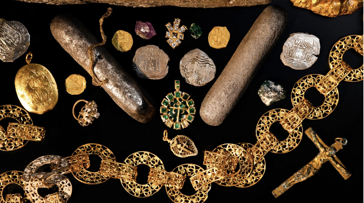 Phát hiện kho báu đầy tiền vàng, đá quý từ con tàu đắm hơn 3 thế kỷ trước - Ảnh 1.