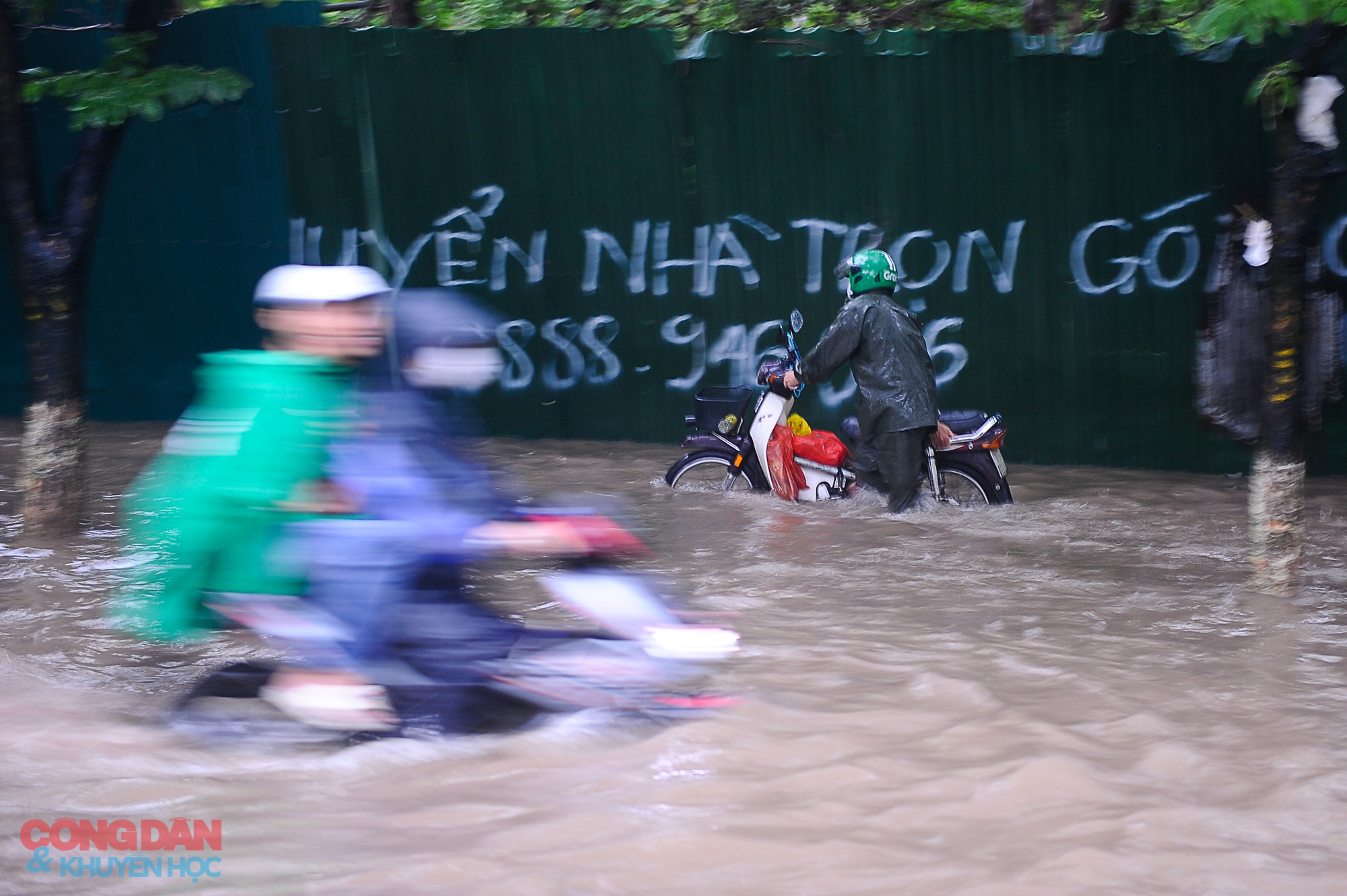 Hà Nội mưa lớn, nhiều tuyến phố ngập sâu - Ảnh 11.