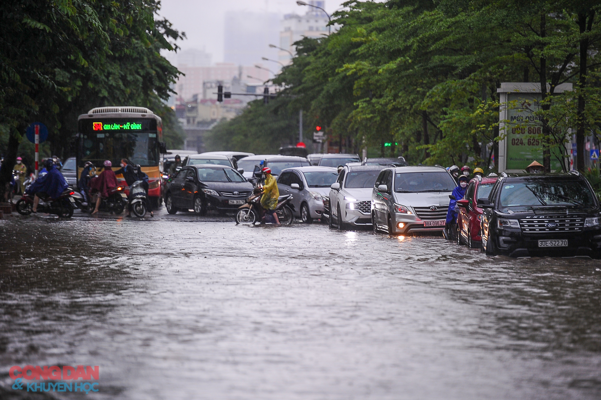 Mưa lớn xối xả, nhiều tuyến phố Hà Nội rơi vào cảnh tắc cứng trong 2 ngày liên tiếp - Ảnh 6.