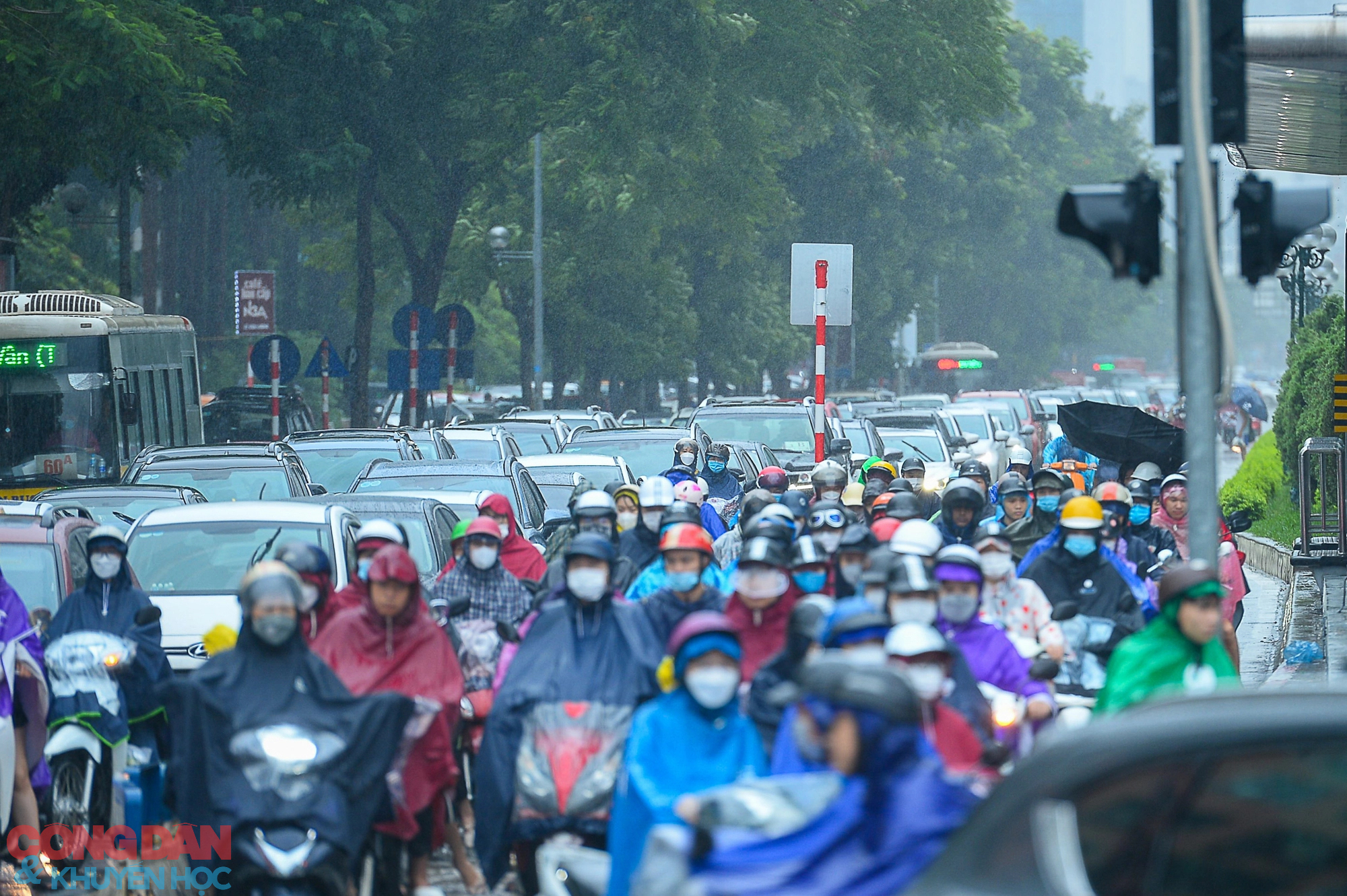 Mưa lớn xối xả, nhiều tuyến phố Hà Nội rơi vào cảnh tắc cứng trong 2 ngày liên tiếp - Ảnh 12.