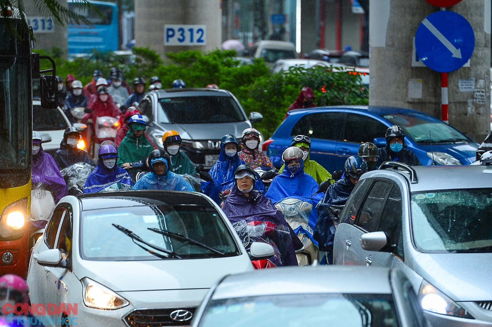 Mưa lớn xối xả, nhiều tuyến phố Hà Nội rơi vào cảnh tắc cứng trong 2 ngày liên tiếp - Ảnh 11.