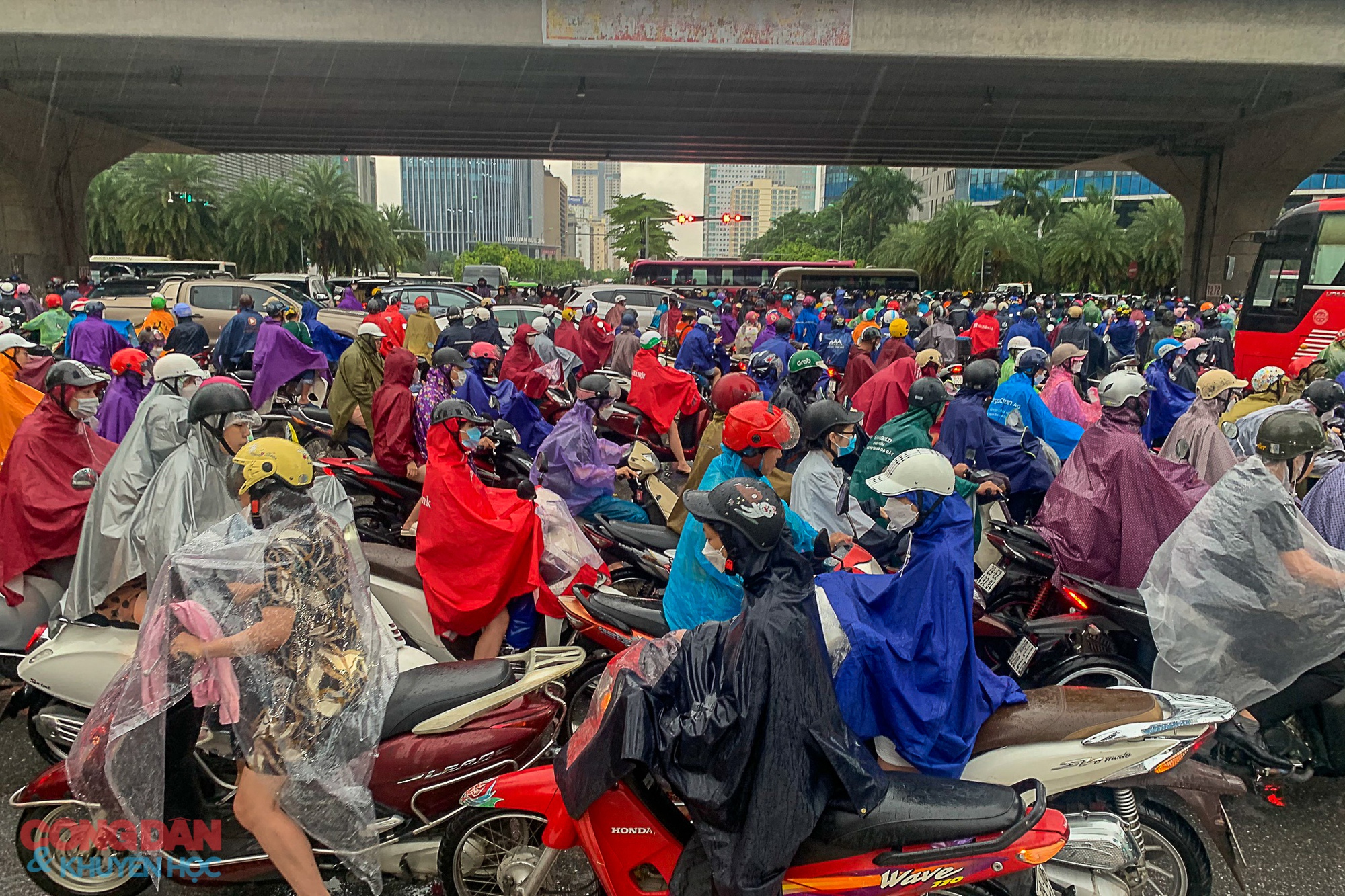 Mưa lớn xối xả, nhiều tuyến phố Hà Nội rơi vào cảnh tắc cứng trong 2 ngày liên tiếp - Ảnh 3.