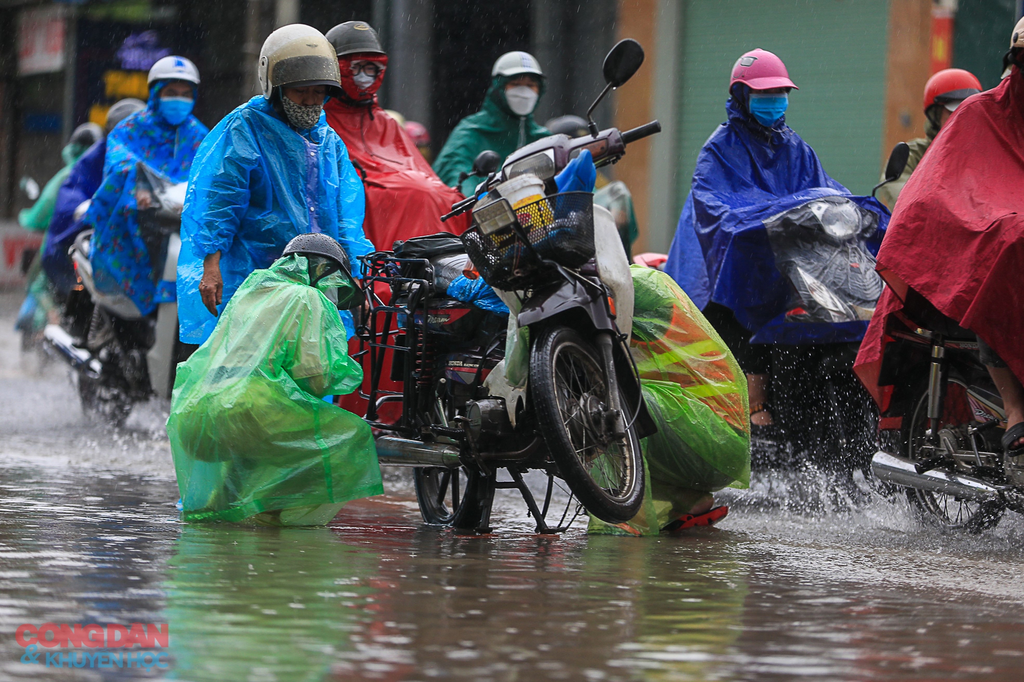 Hà Nội mưa lớn, nhiều tuyến phố ngập sâu - Ảnh 7.