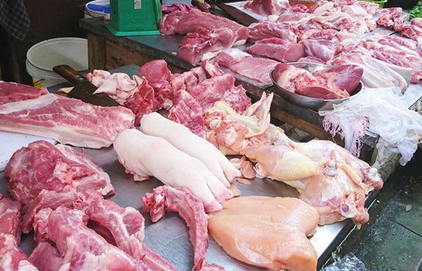 Giá thịt lợn hơi tiêu dùng vẫn chưa hạ nhiệt - Ảnh 2.