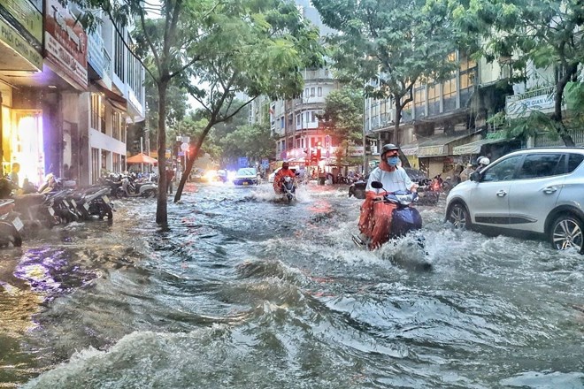 Mưa to kéo dài, nhiều tuyến đường tại Thành phố Hồ Chí Minh ngập sâu chưa từng thấy - Ảnh 1.