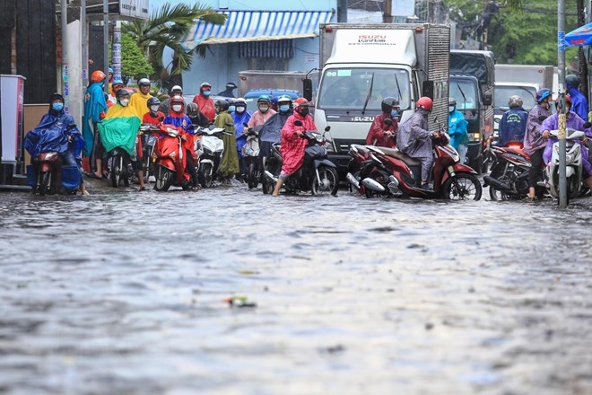 Mưa to kéo dài, nhiều tuyến đường tại Thành phố Hồ Chí Minh ngập sâu chưa từng thấy - Ảnh 3.