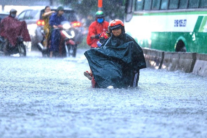 Mưa to kéo dài, nhiều tuyến đường tại Thành phố Hồ Chí Minh ngập sâu chưa từng thấy - Ảnh 4.