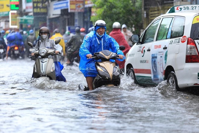 Mưa to kéo dài, nhiều tuyến đường tại Thành phố Hồ Chí Minh ngập sâu chưa từng thấy - Ảnh 5.