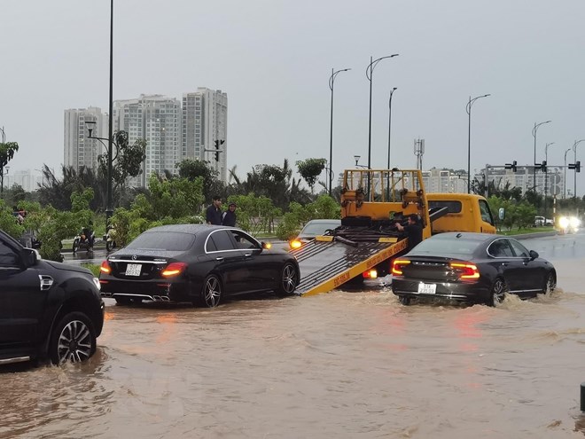 Mưa to kéo dài, nhiều tuyến đường tại Thành phố Hồ Chí Minh ngập sâu chưa từng thấy - Ảnh 7.