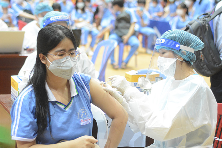 Đà Nẵng khẳng định không có bắt buộc học sinh phải tiêm vaccine COVID-19 mới được nhập học - Ảnh 2.