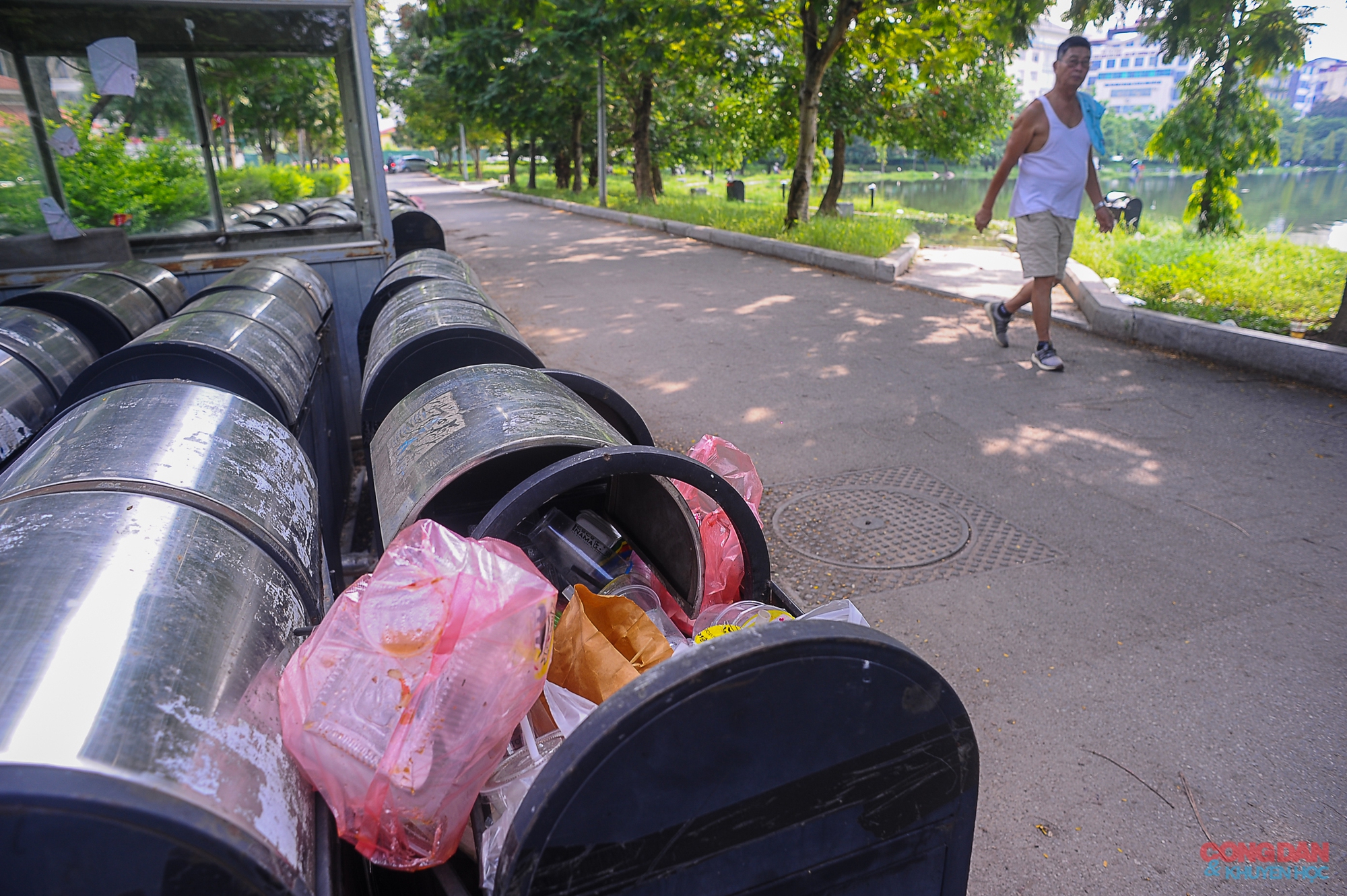Hà Nội: Công viên 950 tỷ đồng ngập tràn nước và rác thải - Ảnh 5.