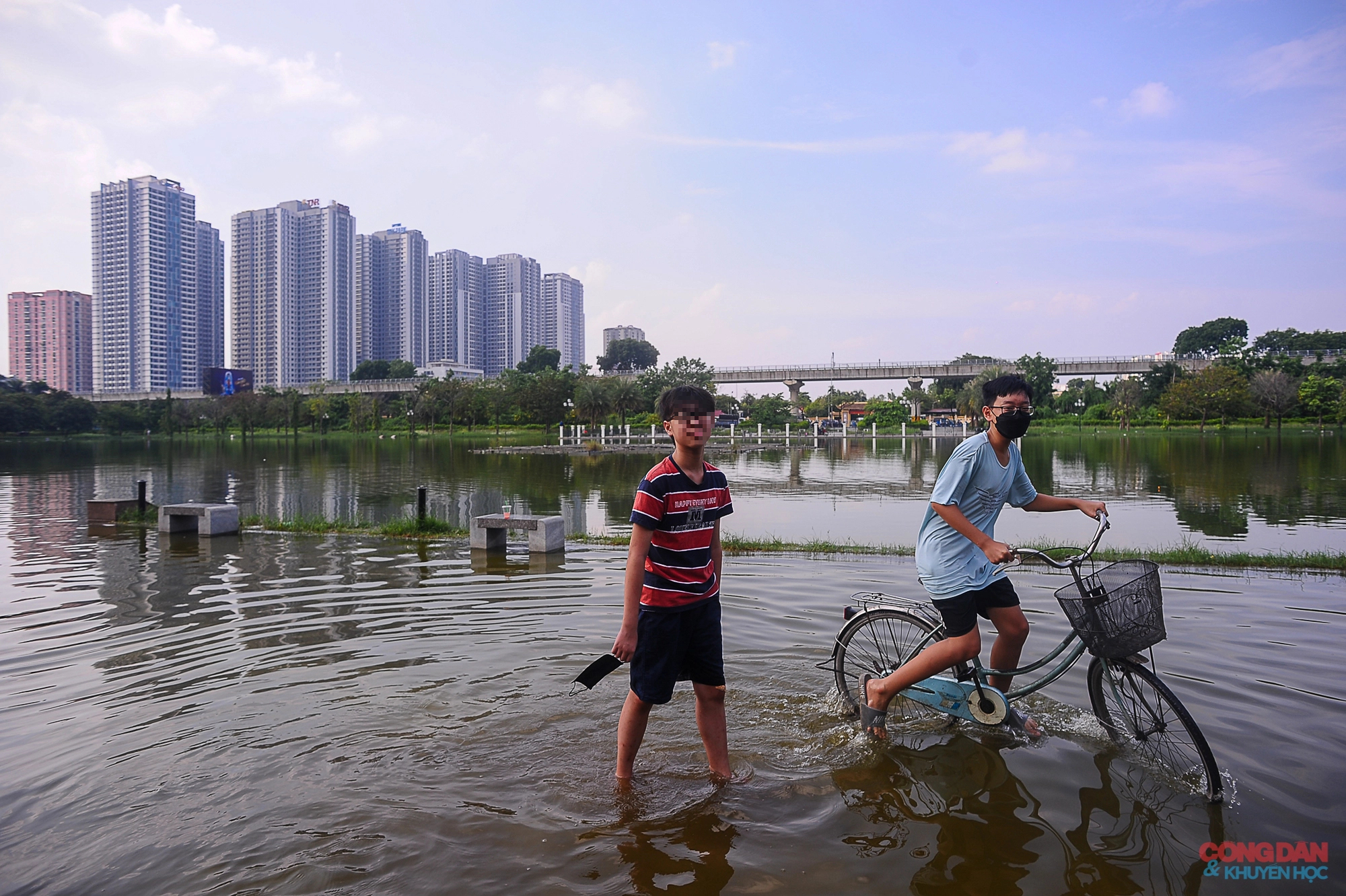 Hà Nội: Công viên 950 tỷ đồng ngập tràn nước và rác thải - Ảnh 2.