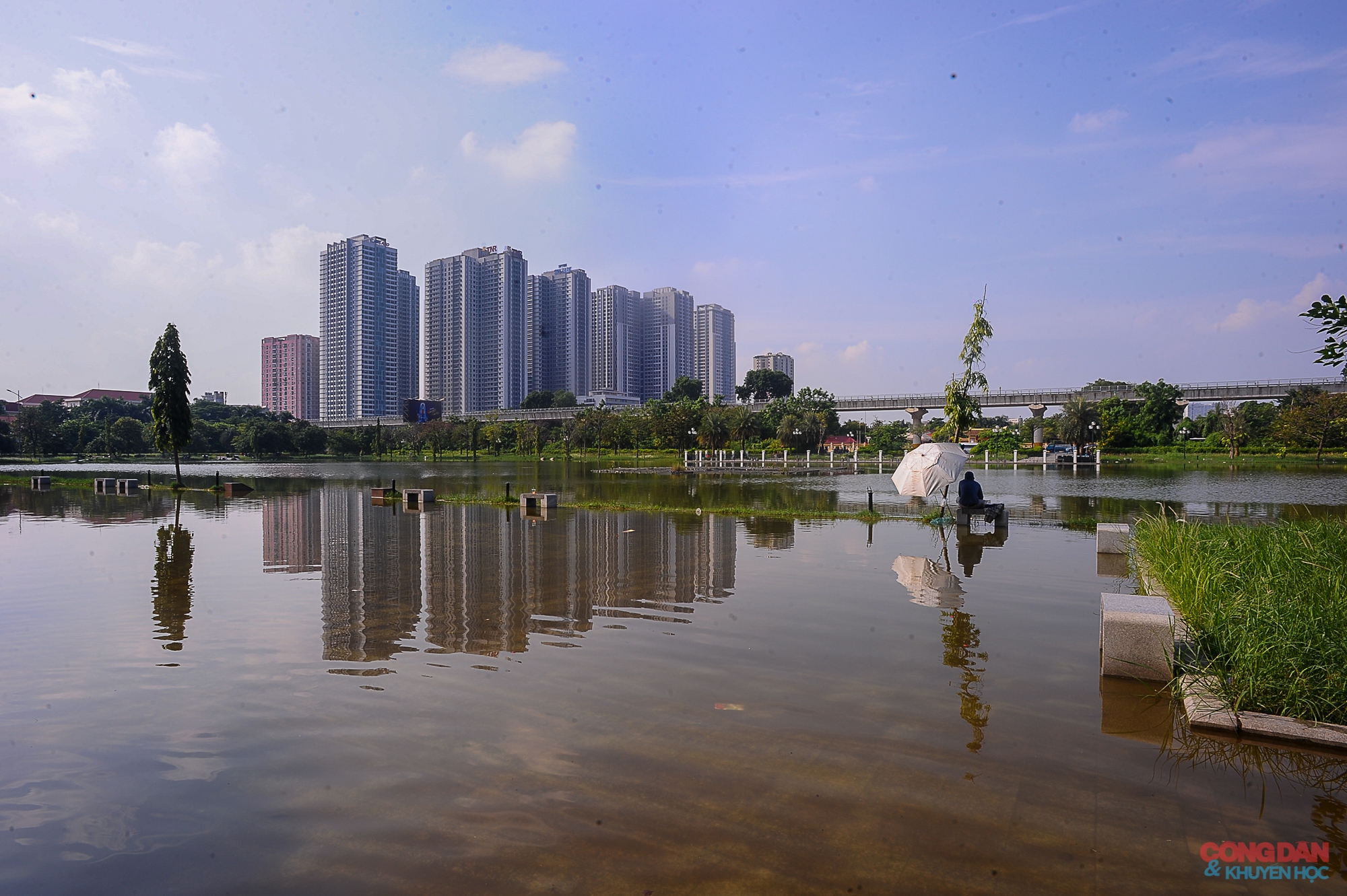 Hà Nội: Công viên 950 tỷ đồng ngập tràn nước và rác thải - Ảnh 1.