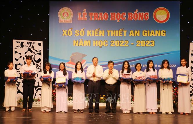 Trao học bổng cho học sinh, sinh viên nghèo hiếu học ở An Giang - Ảnh 1.