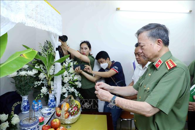 Bộ trưởng Tô Lâm tới thăm hỏi, động viên gia đình 3 cảnh sát hy sinh khi chữa cháy - Ảnh 10.