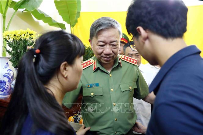 Bộ trưởng Tô Lâm tới thăm hỏi, động viên gia đình 3 cảnh sát hy sinh khi chữa cháy - Ảnh 2.