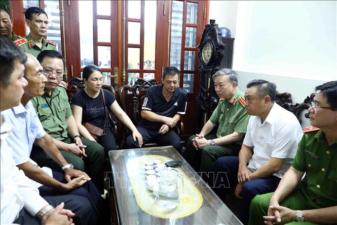 Bộ trưởng Tô Lâm tới thăm hỏi, động viên gia đình 3 cảnh sát hy sinh khi chữa cháy - Ảnh 6.