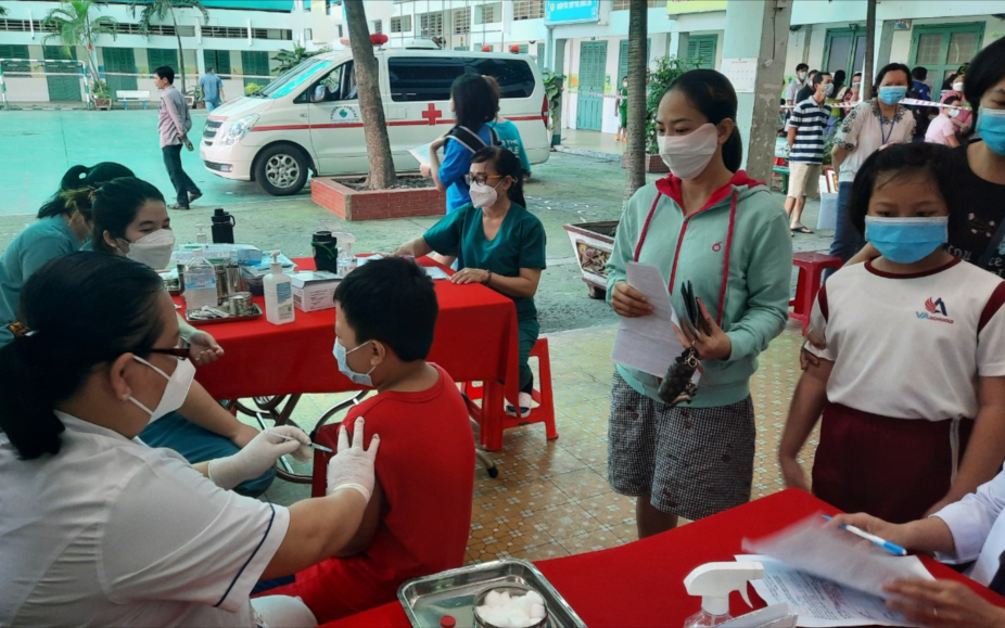 Tháng cao điểm tiêm vaccine phòng COVID-19 cho trẻ em: Thành phố Hồ Chí Minh triển khai thêm xe tiêm vaccine lưu động