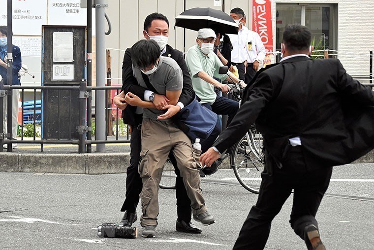 Vụ ám sát cựu Thủ tướng Shinzo Abe: Giám đốc Cơ quan Cảnh sát quốc gia và Cảnh sát trưởng Nhật Bản từ chức - Ảnh 1.