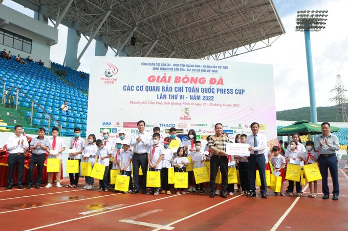 Khai mạc vòng chung kết Press Cup 2022, trao 50 suất quà cho học sinh nghèo vượt khó - Ảnh 4.