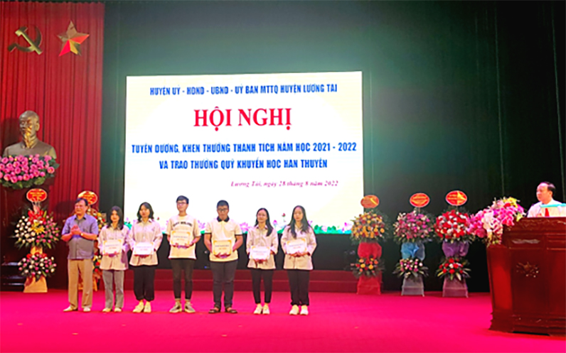 Bắc Ninh: Trao thưởng Quỹ Khuyến học Hàn Thuyên - Ảnh 1.