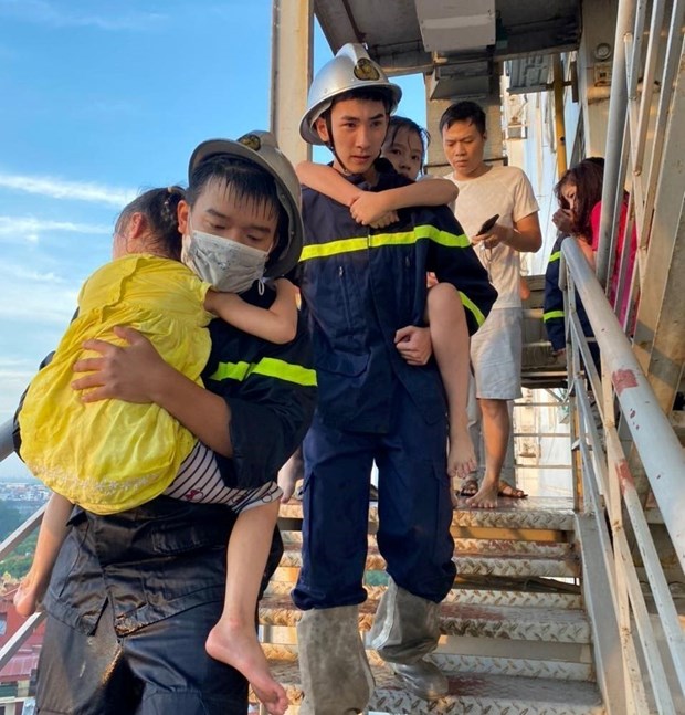 Cháy chung cư ở Hà Đông: Giải cứu 4 người ra khỏi đám cháy - Ảnh 2.