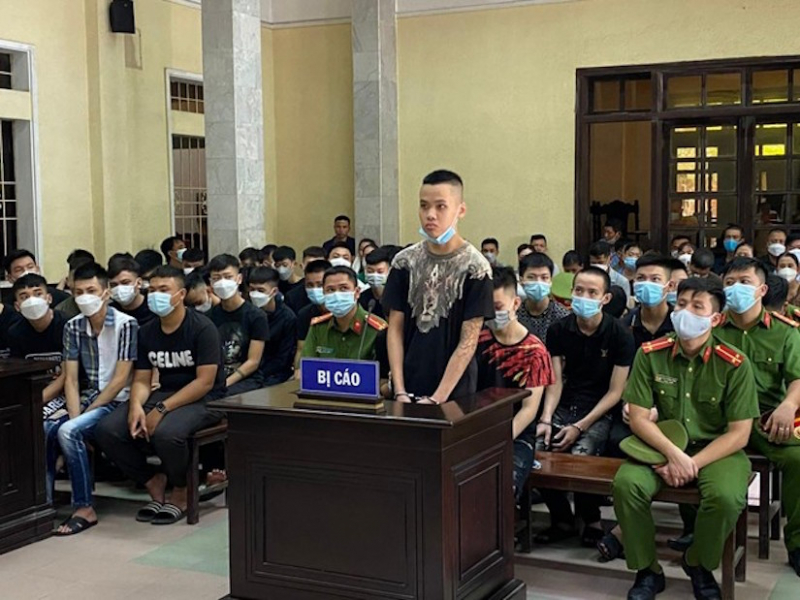 Xét xử 48 bị cáo trong vụ hỗn chiến kinh hoàng trên đường phố Hà Nội - Ảnh 1.