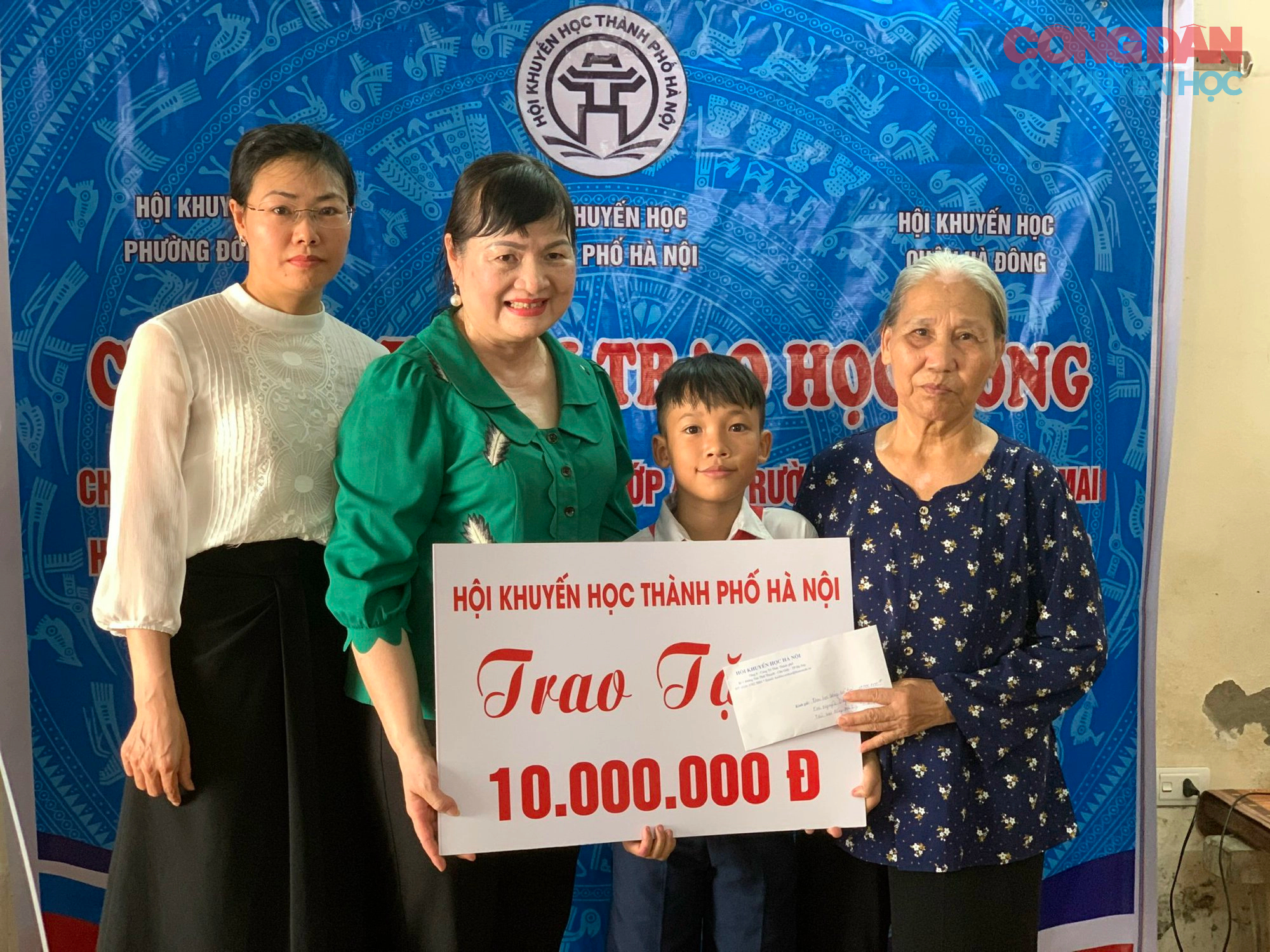 Hội Khuyến học Hà Nội trao 20 triệu đồng học bổng cho học sinh hoàn cảnh đặc biệt khó khăn - Ảnh 3.