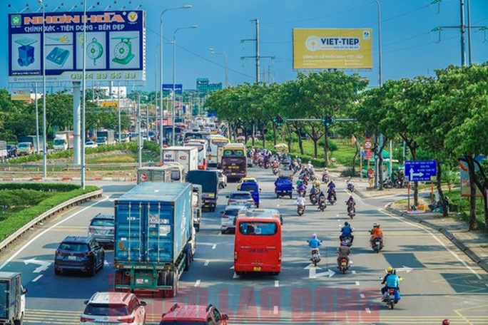 Trước kỳ nghỉ lễ, Hà Nội và Thành phố Hồ Chí Minh, nhiều tuyến đường ùn tắc kéo dài - Ảnh 9.