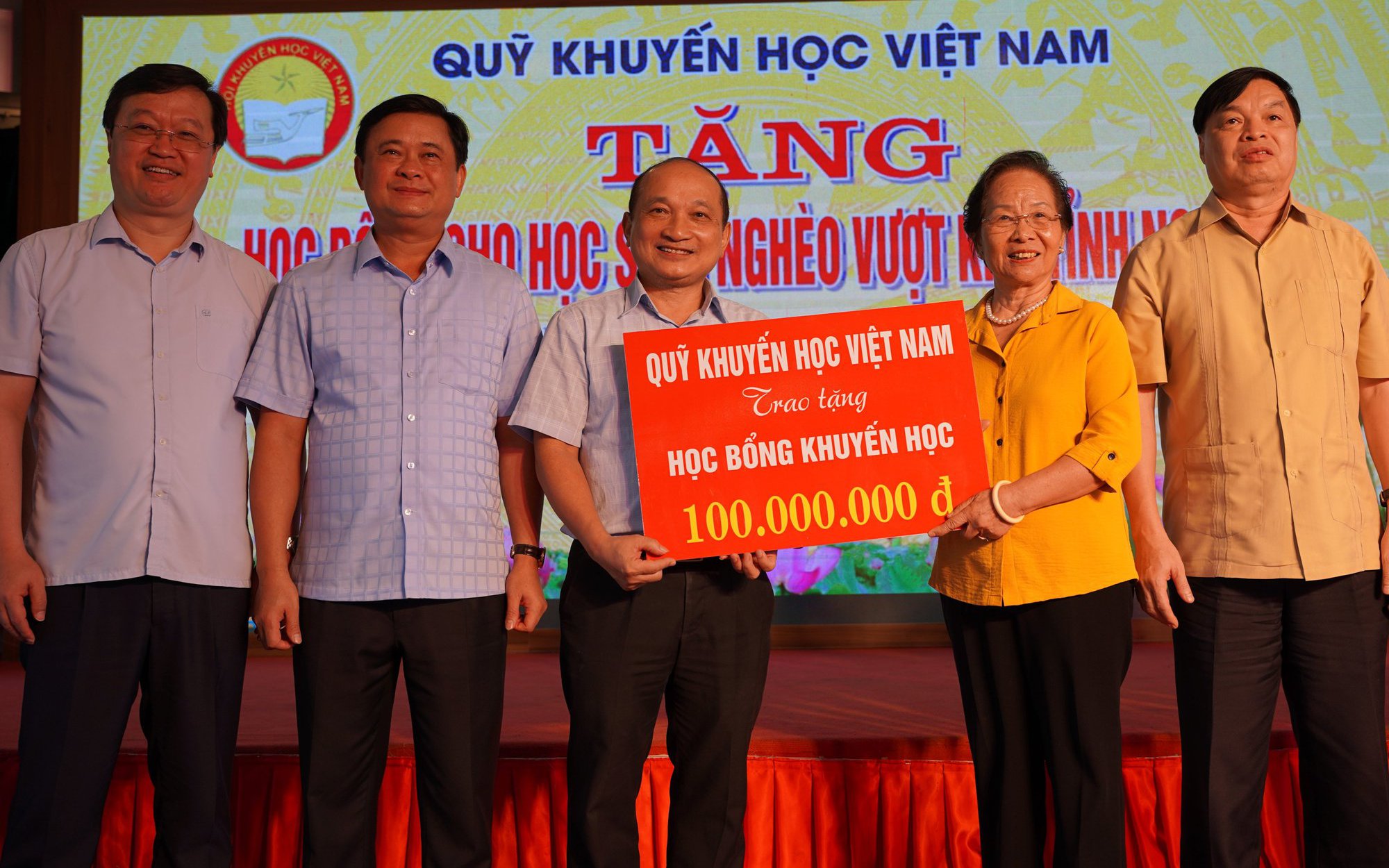 Hội Khuyến học Việt Nam trao tặng học bổng khuyến học tại Nghệ An