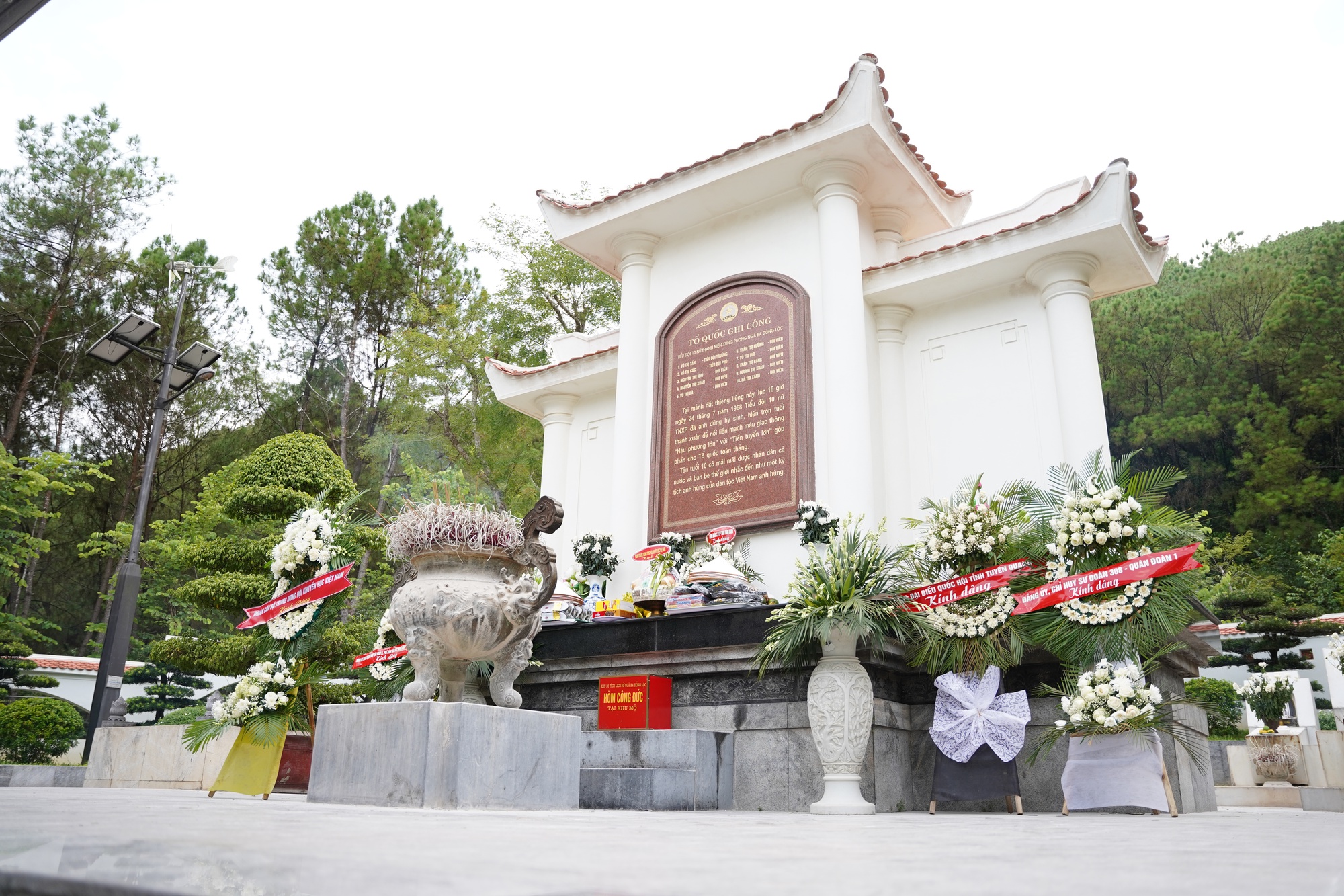 Hội Khuyến học Việt Nam viếng thăm, tri ân các Anh hùng liệt sĩ Ngã ba Đồng Lộc - Ảnh 4.