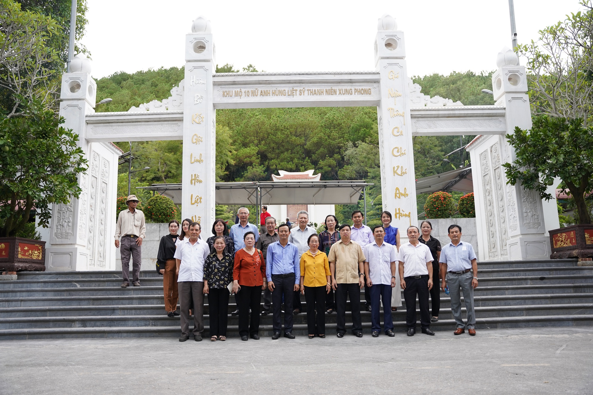 Hội Khuyến học Việt Nam viếng thăm, tri ân các Anh hùng liệt sĩ Ngã ba Đồng Lộc - Ảnh 9.