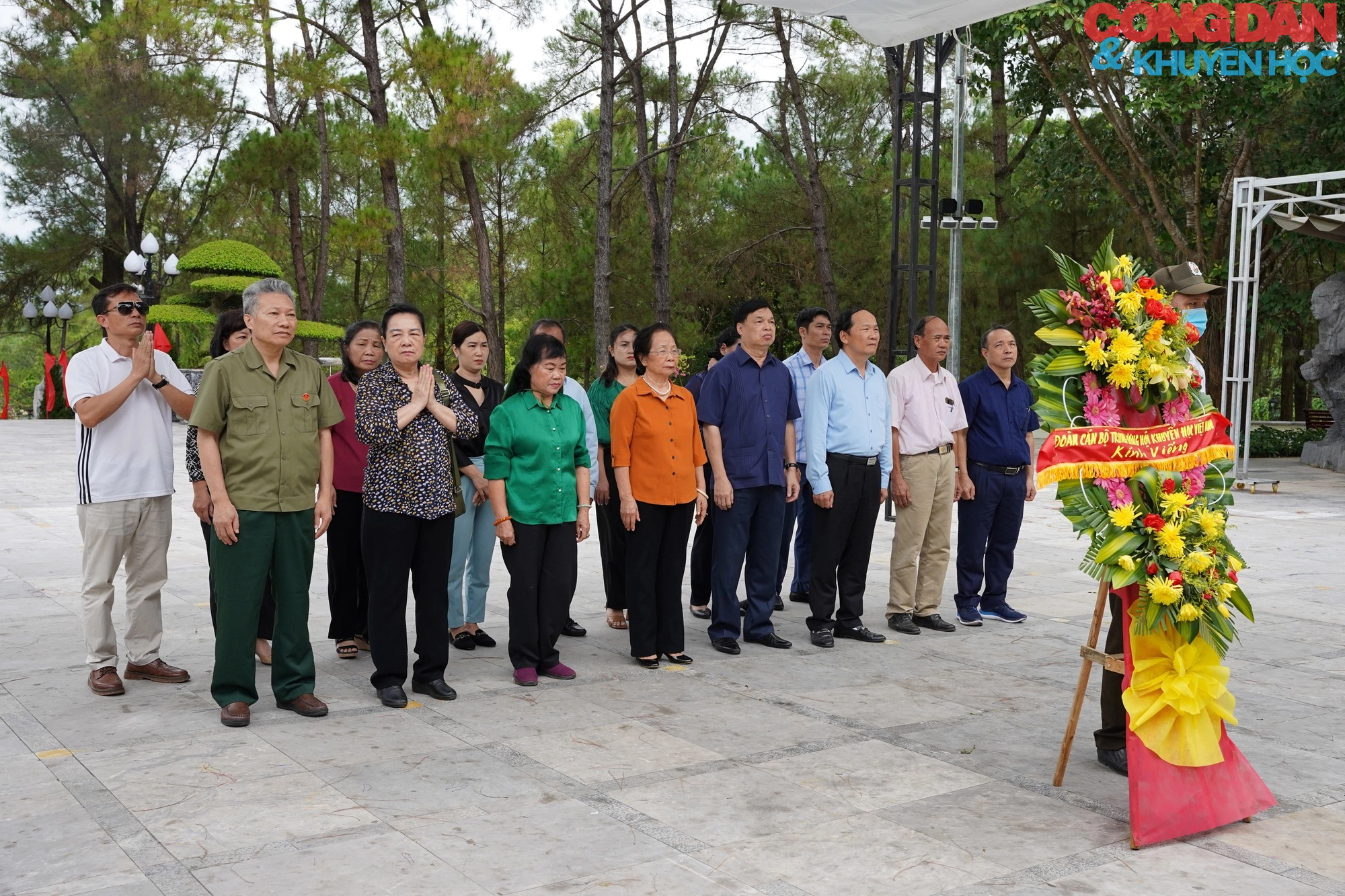 Hội Khuyến học Việt Nam dâng hương tưởng nhớ công lao các Anh hùng liệt sĩ tại Quảng Trị - Ảnh 2.