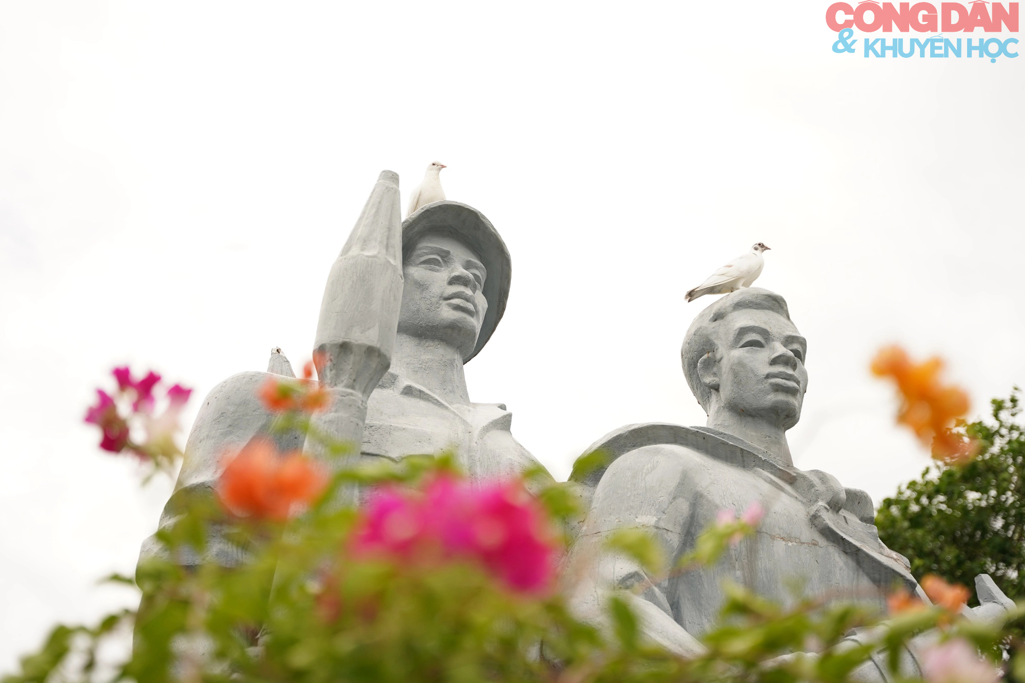 Hội Khuyến học Việt Nam dâng hương tưởng nhớ công lao các Anh hùng liệt sĩ tại Quảng Trị - Ảnh 9.